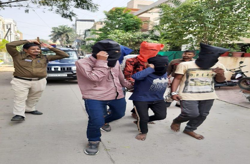 महिलाओं की सूचना पर पकड़े गए चेन लुटेरे, पुलिस ने निकाला जुलूस