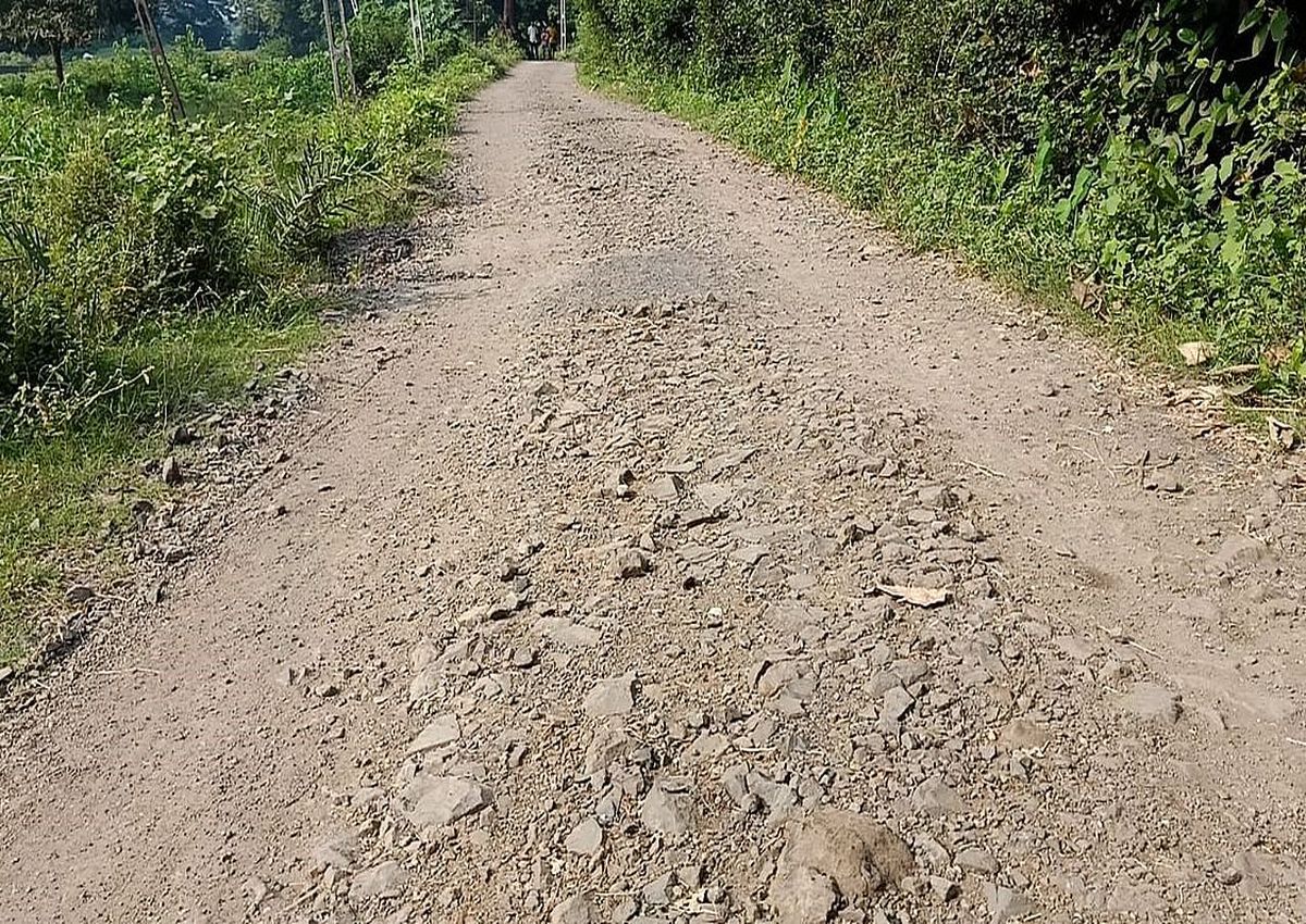 damage road : जानिए क्यों विरोध करने पर विवश हुए ग्रामीण