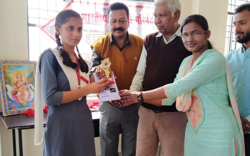 college-administration-provide-gift-for-student-in-sitapur