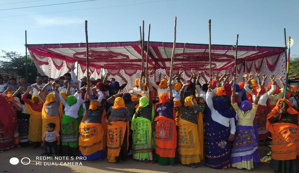 महिलाओं ने लाठियां लहरा कर किया विरोध प्रदर्शन