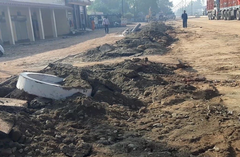Contracting company excavates road without permission before Kuthala police station