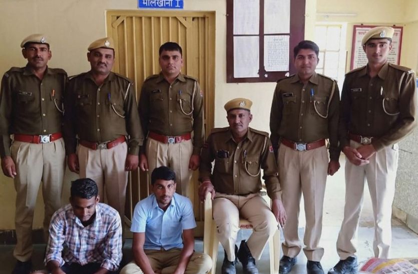 करड़ा पुलिस ने भापड़ी गांव से चुराए पिकअप को बरामद कर अन्तराराज्यीय वाहन चोर गिरोह के दो सदस्यो को गिरफ्तार किया।