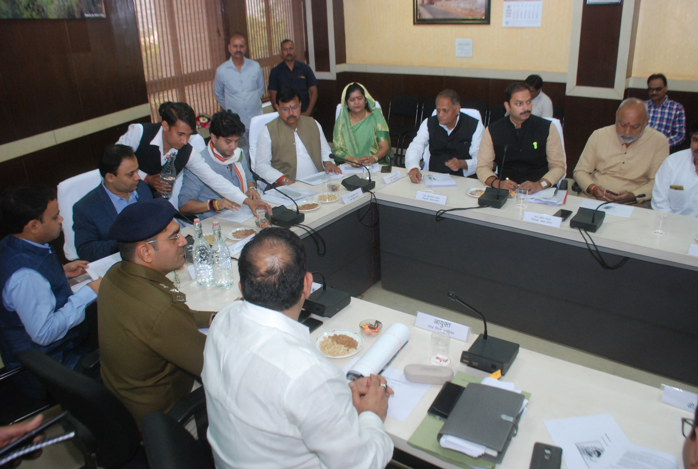 Jyotiraditya Scindia takes review meeting in gwalior 