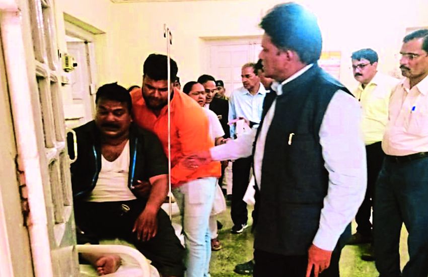 महू / पॉइंटमैन को सीने में दर्द उठा तो निरीक्षण छोड़ अस्पताल लेकर भागे रेलवे डीआरएम
