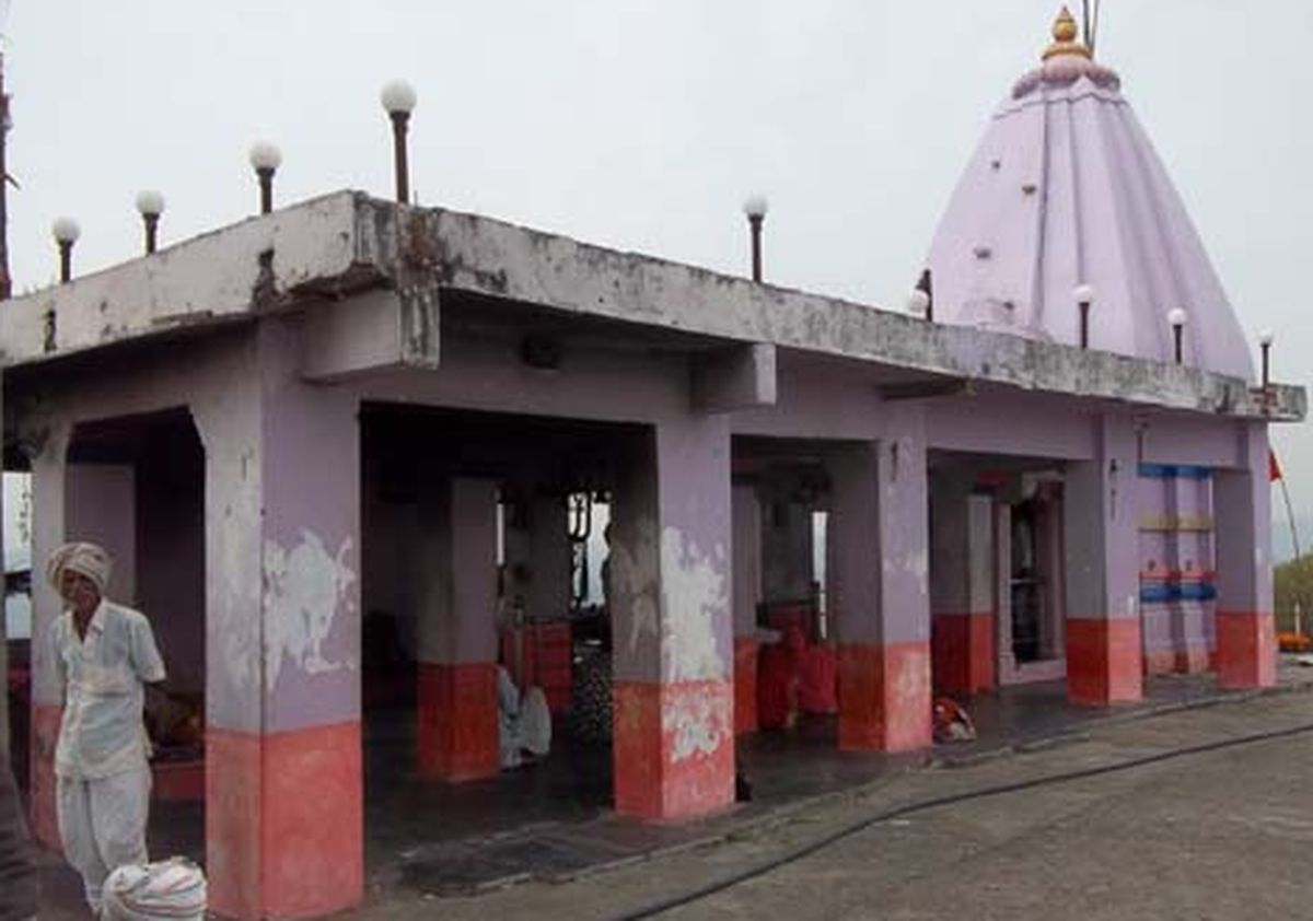 धार्मिक स्थलों पर चोरों ने बोला धावा, चांदी के छत्तर सहित घी के टीन चुराए