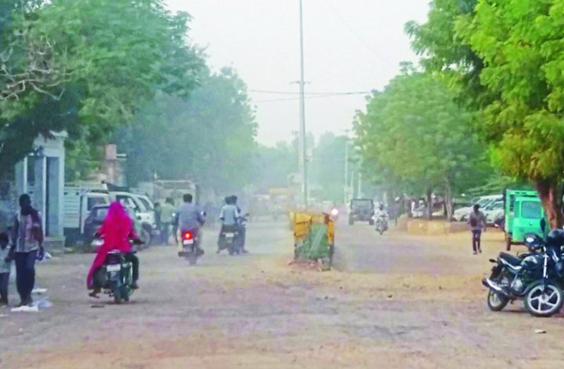 Sand gobs fly throughout day in Samdari market