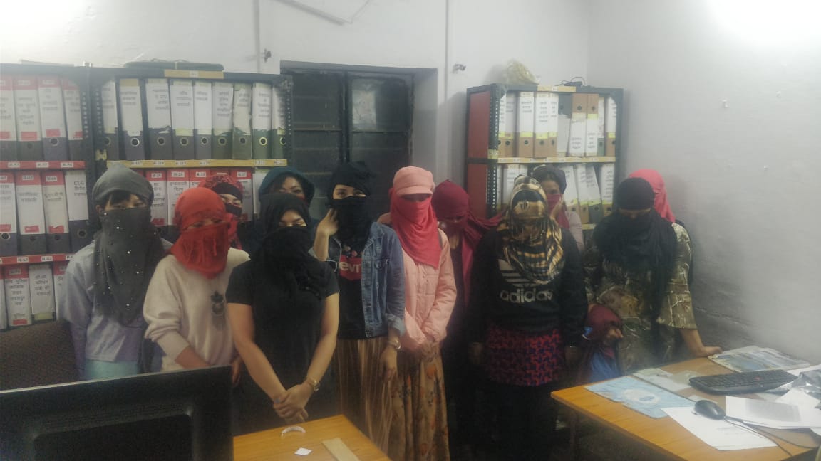 मसाज सेन्टर की आड़ में चल रहा था देहव्यापार, 16 युवतियों सहित 27 गिरफ्तार