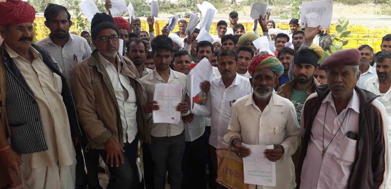 Farmers gathered to submit crop compensation amount form
