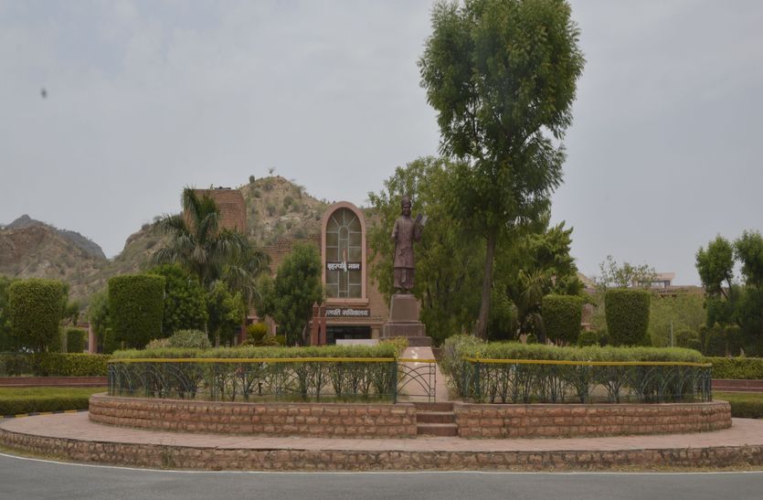 MDSU: सरकारी फर्मों की रकम पर नजर, सिर्फ अपने घर की चिंता
