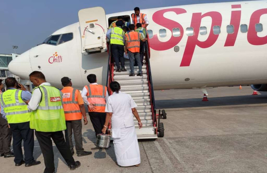यात्री को हार्ट अटैक आने पर पाइलट ने रायपुर एयरपोर्ट में कराई इमरजेंसी लैंडिंग
