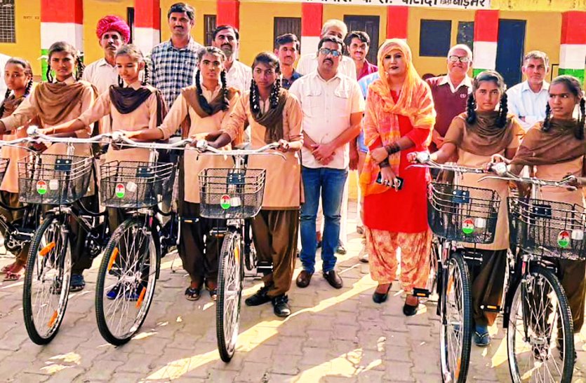 Cycle distribution : लाडो की राह हुई आसान , साइकिल से जाएंगी स्कूल…..