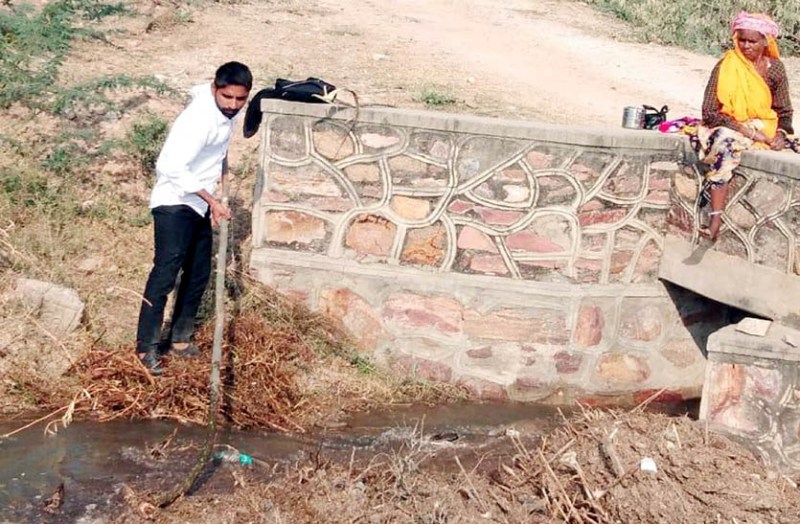 विभाग ने नही कराई नहरों की सफाई तो किसानों ने सम्भाला मोर्चा, अवरोधक होने से नहर टूटने की हो गई थी आशंका