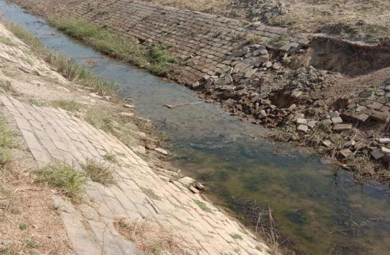 मरम्मत व सफाई कराए बिना क्षतिग्रस्त नहरों में बहाया नीर, किसानों ने नाराजगी जता कलक्टर के नाम एसडीओ को सौंपा ज्ञापन