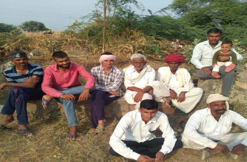 गलवा बांध का पानी टेल पर नहीं पहुंचने से धरने पर बैठे किसान