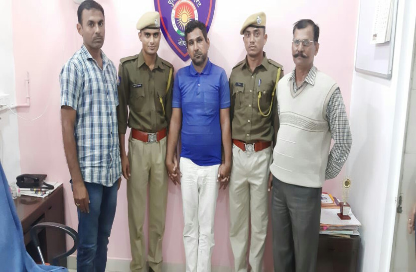 शिक्षक ने कहा, दस लाख में पुलिस में नौकरी दूंगा