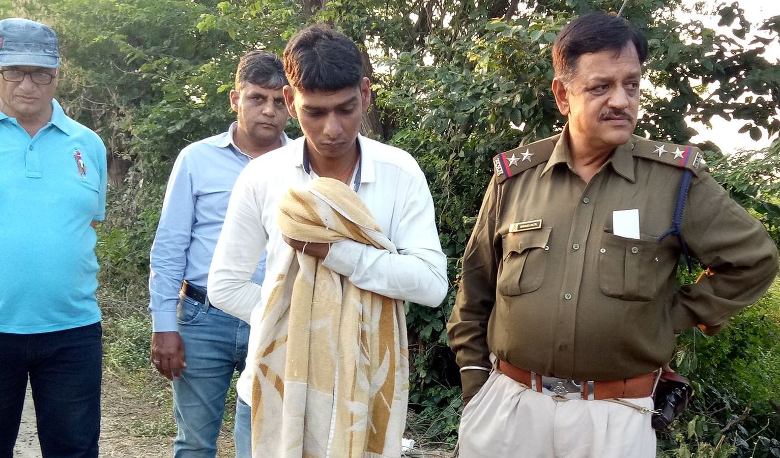 Jinning Employee Looted by Putting chili Eye in Sanawad Khargone