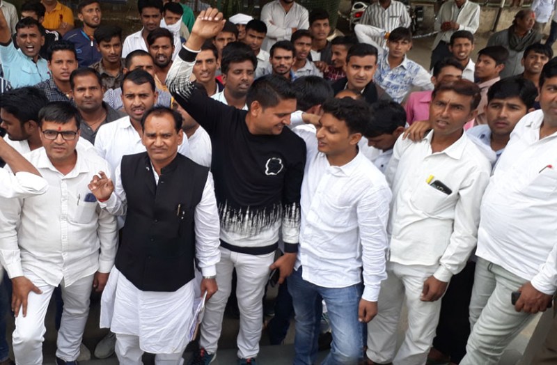 गुर्जर आरक्षण से छेड़छाड़ नही होगी बर्दाश्त, राजस्थान गुर्जर आरक्षण संघर्ष समिति ने प्रदर्शन कर सीएम के नाम कलक्टर को सौंपा ज्ञापन