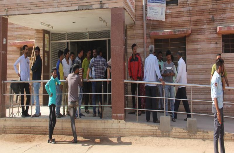 आपसी रंजिश को लेकर दो पक्षों में मारपीट, 17 घायल, मामले दर्ज