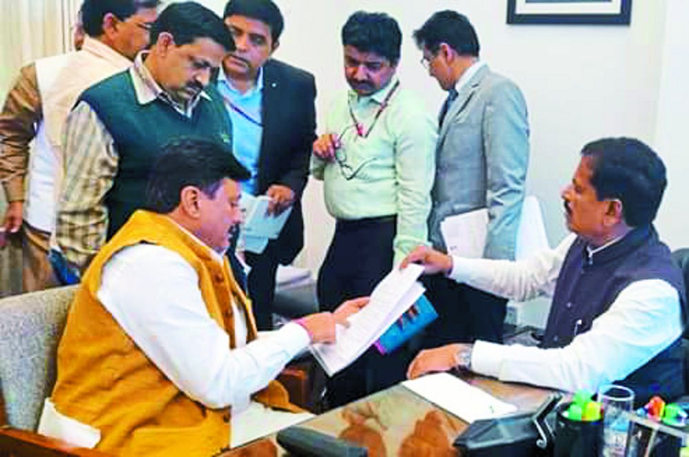 Satna MP Ganesh Singh met to railway Minister suresh angadi in delhi