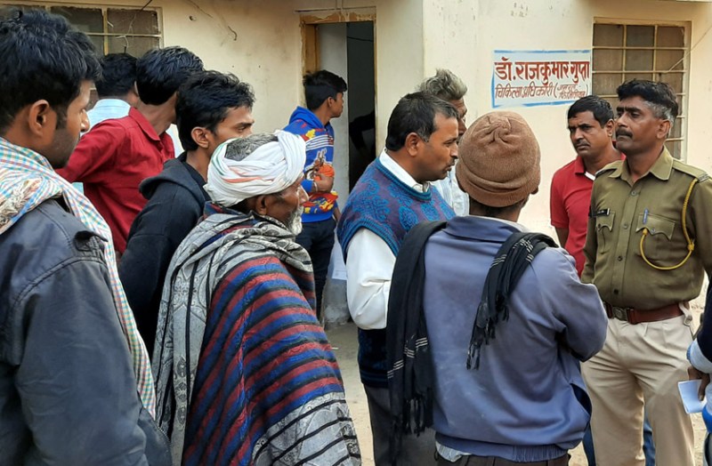 वाहन की टक्कर से साइकिल सवार युवक की हुई मौत, साथी घायल युवक का अस्पताल में उपचार जारी