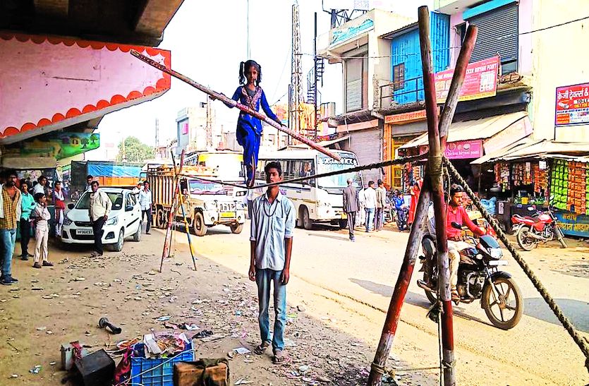 दो जून की रोटी के जुगाड़ में शिक्षा की मुख्य धारा से दूर हुए बच्चे
