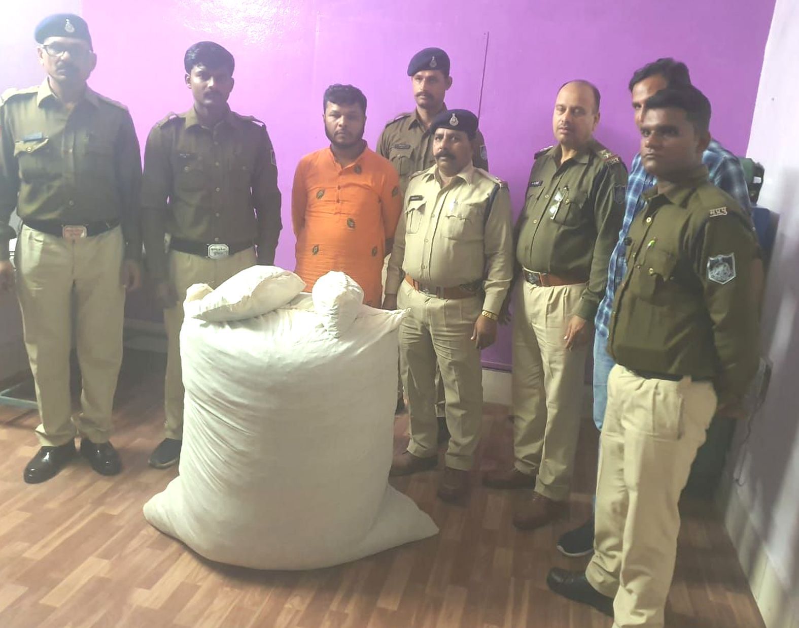 52 kg hemp caught in khargone