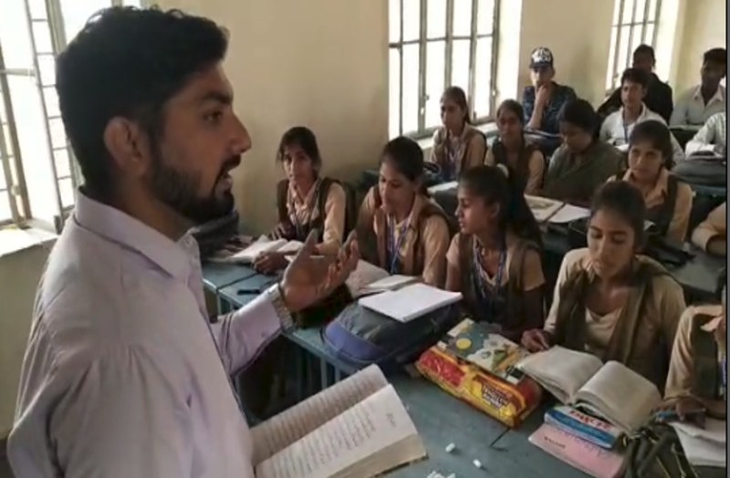 Hindu village children study Urdu : urdu student in Sidra Village