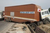 वीडियो...डिवाइडर पर आधा किमी तक दौड़ा कंटेनर, श्रमिक कर रहे थे काम