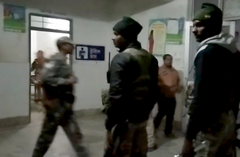 चुनाव से पहले नक्सलियों का तांडव, सरे बाजार JMM नेता को भूना, दो JCB को फूंका