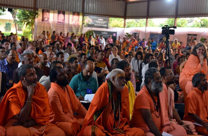 नंदगांव में क्रिया योग ध्यान शिविर, 45 लोगों ने ली दीक्षा, भारतीय व विदेशी शिष्यों का पहला संयुक्त शिविर, तीस देशों से पहुंचे लोग