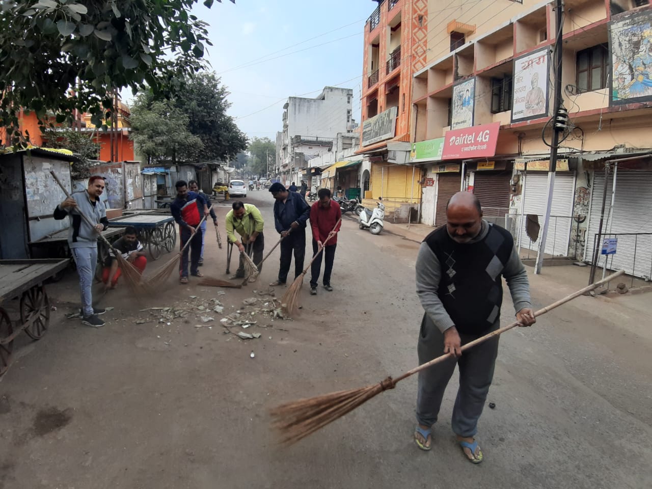 Businessmen came forward to see the collector cleaning