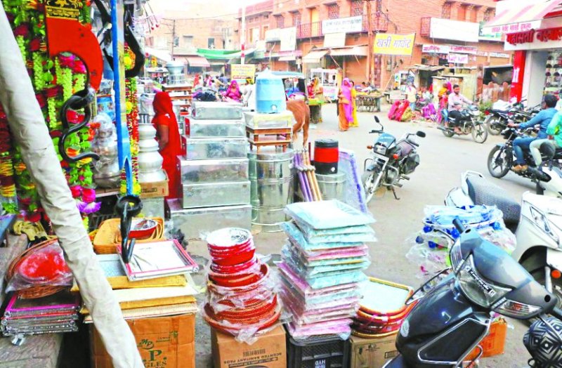 Luggage decorating shops in streets, passers upset