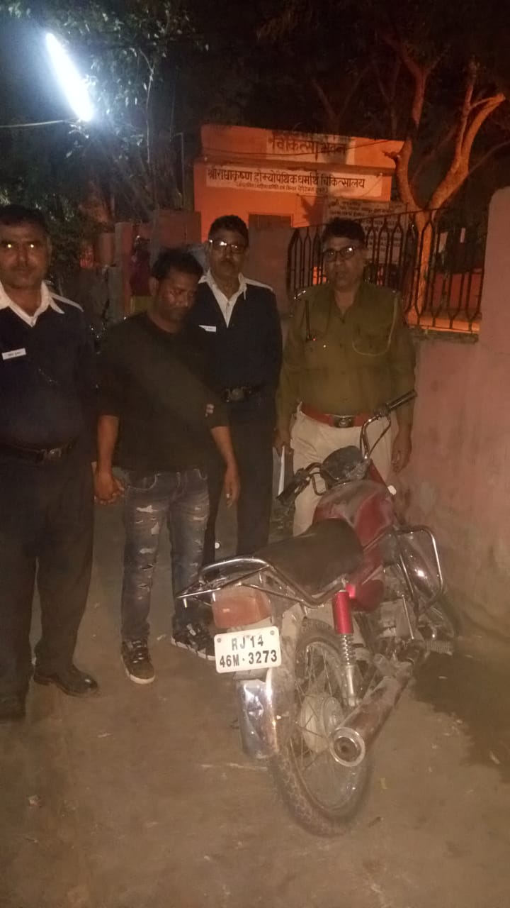 चोरी की बाइक लेकर घूम रहा युवक गिरफ्तार
