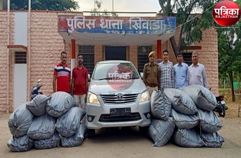 खिंवाड़ा. खिंवाड़ा थाना पुलिस ने शनिवार को एक बिना नम्बरी कार से तीन क्विंटल डोडा-पोस्त की खेप बरामद की है। आरोपी मौके से फरार हो गए।