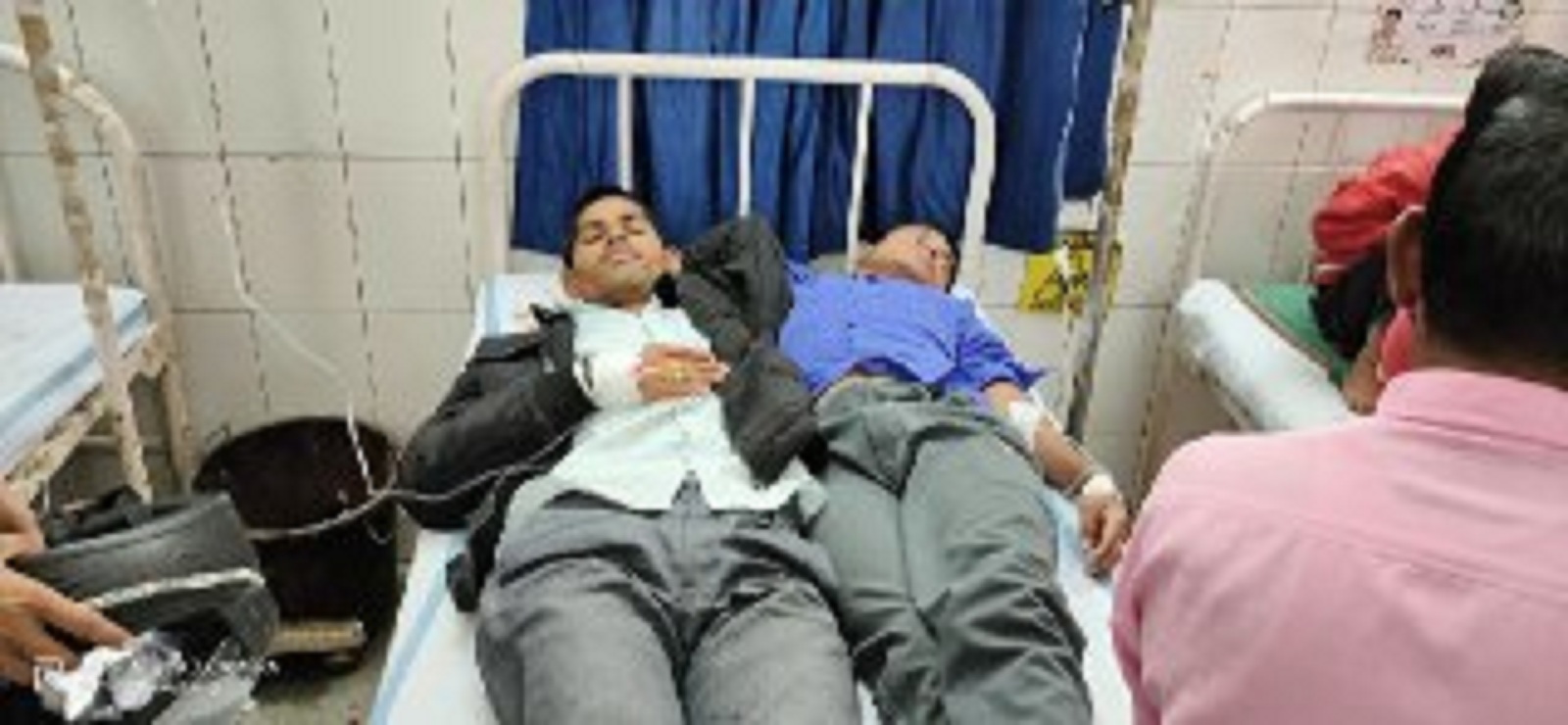 अस्पताल में मरीजों की भरमार, कर रहे एक बैड पर दो मरीजों का उपचार