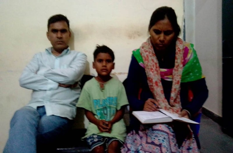 ननिहाल के लिए बैठ गई मासूम बस में, कंडक्टर की सूझबूझ से परिजनों को मिली मासूम