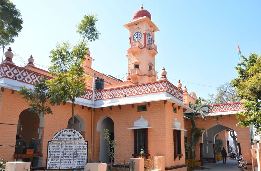 नरेश के सिर ताज होगा या या फिर गोविन्द बनेंगे सभापति