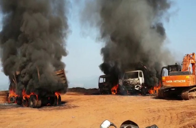 दंतेवाड़ा में नक्सलियों का उत्पात, थाने से महज 400 मीटर दूरी पर 13 गाड़ियों में लगाई आग