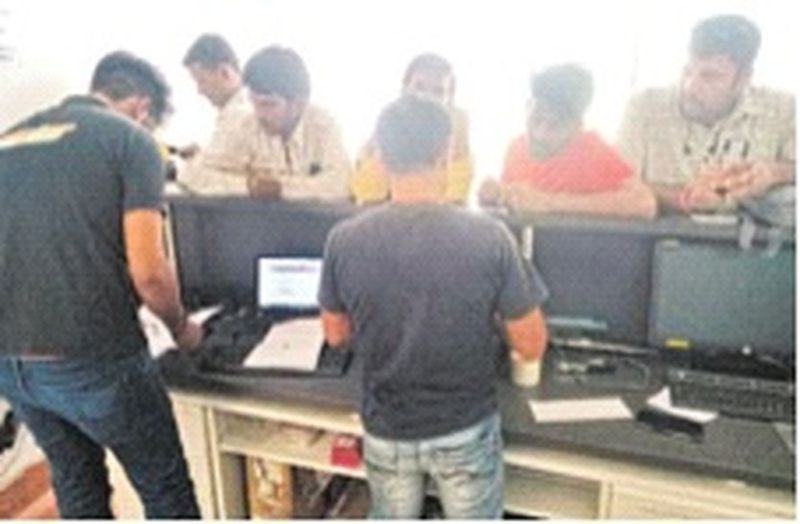 फास्टटैग पर फ्री की छूट से उमड़ रहे वाहन चालक, टोल ऑफि स में दिखने लगी भीड़