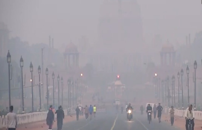 वीडियो : दिल्ली की आबोहवा फिर बिगड़ी, इंडिया गेट के पास वायु गुणवत्ता सूचकांक 253 रिकॉर्ड