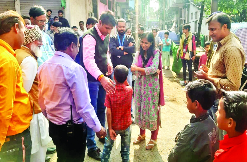 पॉलीथिन से पटी नालियों से गंदगी बह रही थी बाहर
