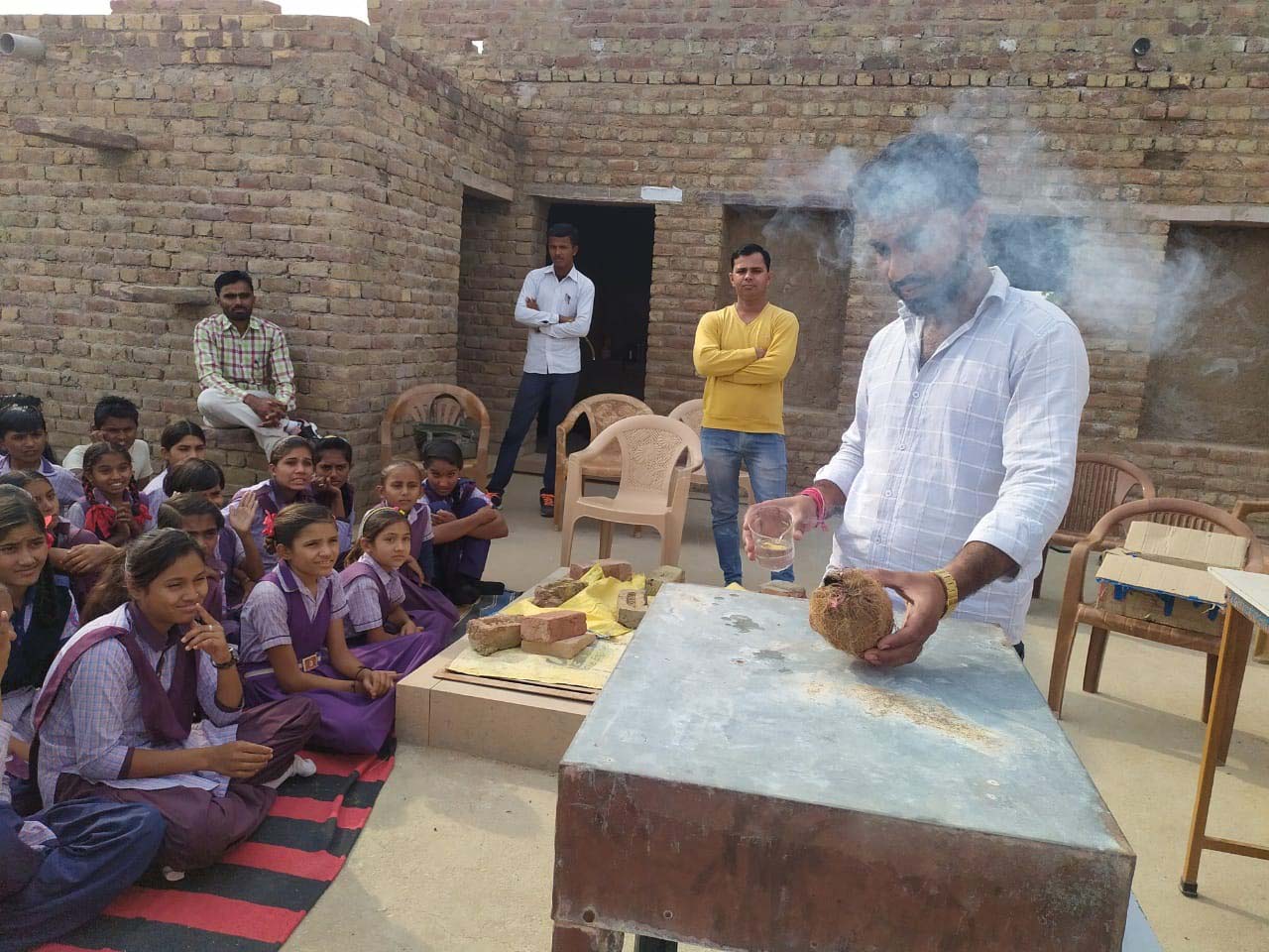 फलोदी. एपीपीआई के सहयोग से दूसरा दशक द्वारा संचालित इखवेलो, शेखासर के तत्वाधान में सर्वोदय उच्च प्राथमिक विद्यालय में एक दिवसीय विज्ञान कार्यशाला का आयोजन किया गया।
