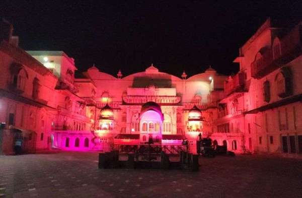 म्यूजिकल नाइट में मौजूद अलवर कलक्टर इंद्रजीत सिंह और अलवर एसपी परिस देशमुख।