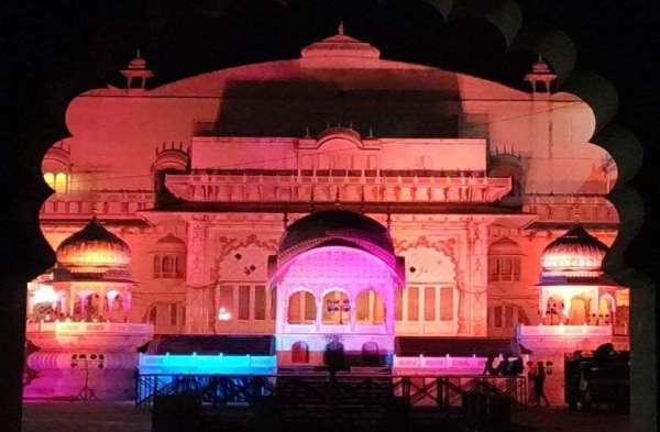 म्यूजिकल नाइट में मौजूद अलवर कलक्टर इंद्रजीत सिंह और अलवर एसपी परिस देशमुख।