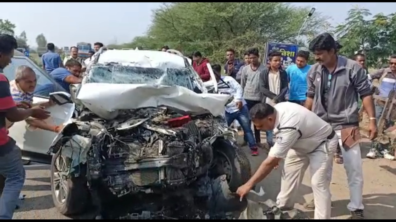 Breaking : अमावस्या पर ओंकारेश्वर आ रहे गुजरात के परिवार की कार डंपर में घुसी, दो की दर्दनाक मौत, देखें VIDEO