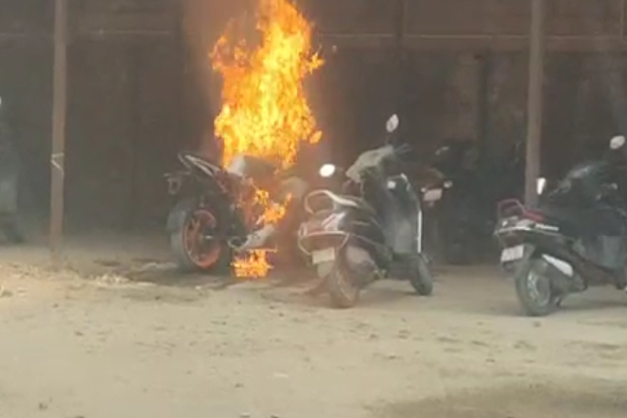 देखते ही देखते आग का गोला बनी पार्र्किंग में खड़ी मोटरसाइकिल, अस्पताल में मची अफरा-तफरी