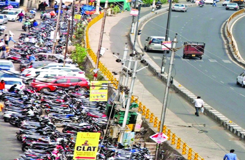 पार्किंग से तीन करोड़ वसूली का था लक्ष्य, नहीं है मॉनीटरिंग का सिस्टम