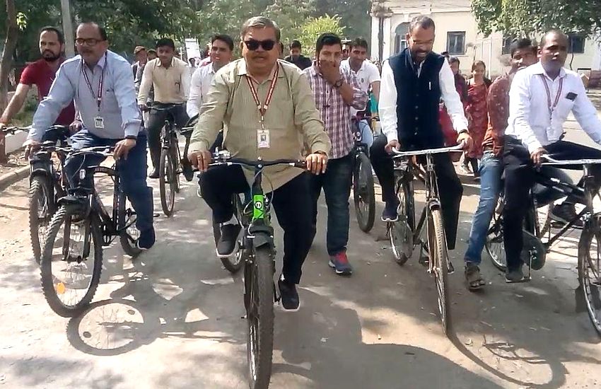 VIDEO : होलकर कॉलेज में साइकिल से पहुंची फैकल्टी, प्राचार्य ने भी की सवारी