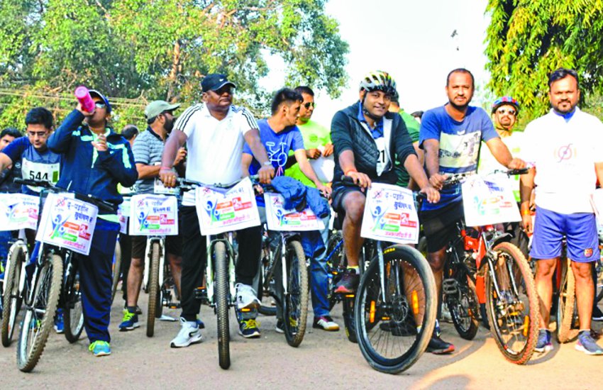 दु पाईडिल कुपोषण बर : 55 किमी साइकिल चलाकर कलेक्टर व एसपी समेत 450 लोगों ने दिया कुपोषण दूर करने का संदेश