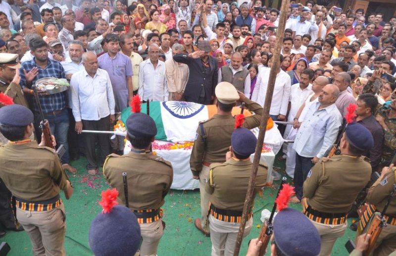 पूर्व मुख्यमंत्री कैलाश जोशी का अंतिम संस्कार, श्रद्धांजलि देने पहुंचे भाजपा के कई नेता